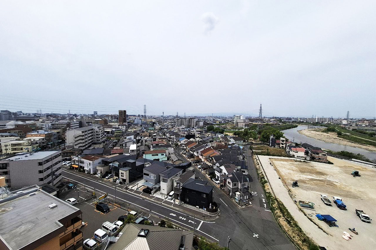 11階部分のバルコニーからの眺望。街並みと空を一望できる開放感あふれる景色です。