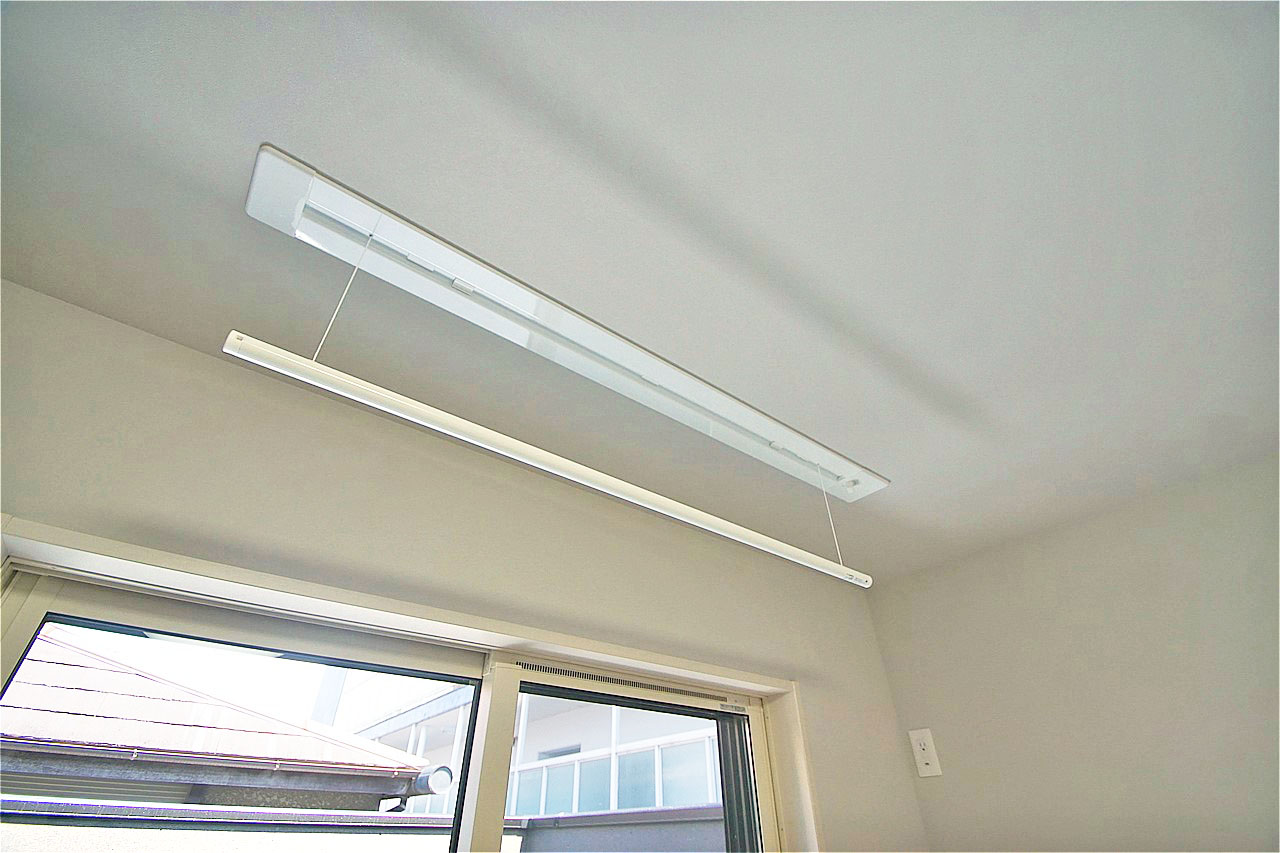 洋室(1)にも室内物干を設置。お天気や時間帯に関係なくお洗濯物が干せます。