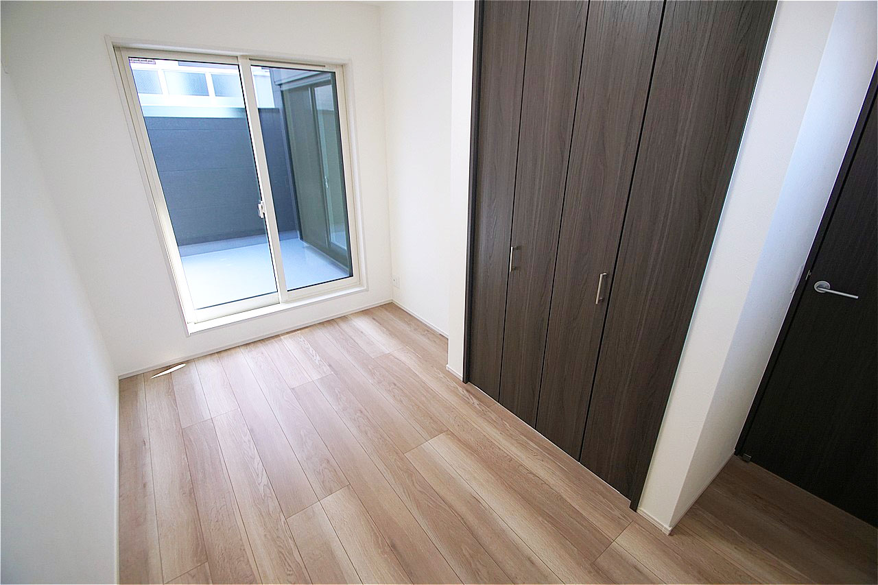 5.02帖の洋室(2)。こちらもバルコニーに面した明るいお部屋です。