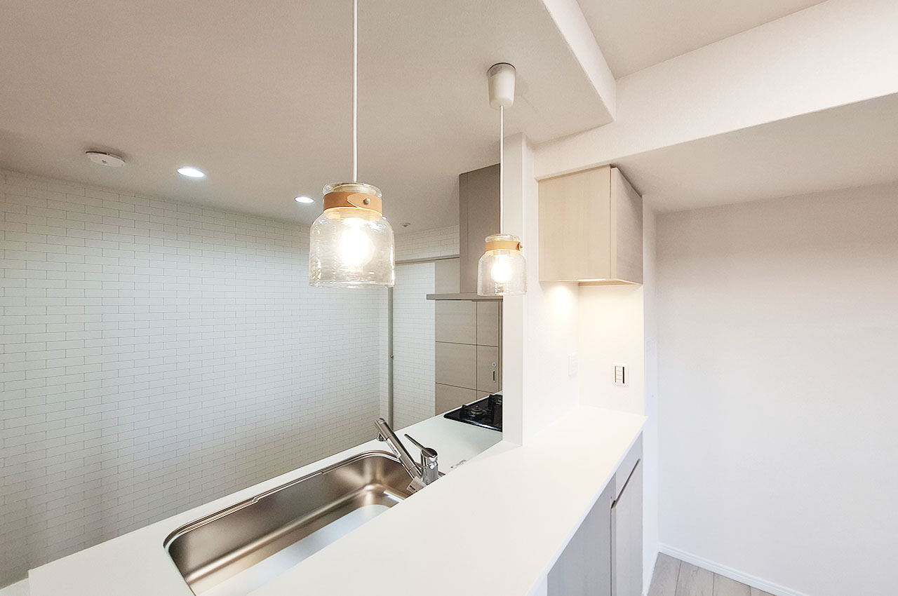 キッチン:カウンターと照明器具を新調。