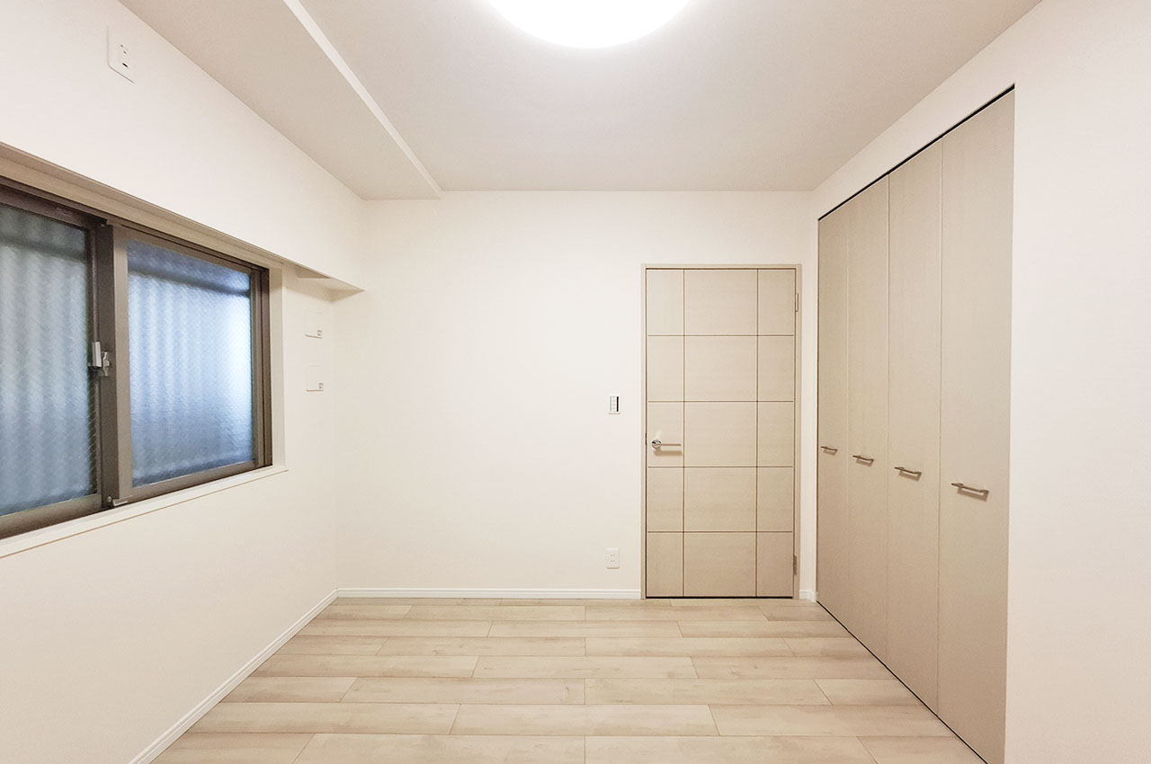 洋室①:リフォーム済み。貼替え済みのフローリングが気持ちいいお部屋です。