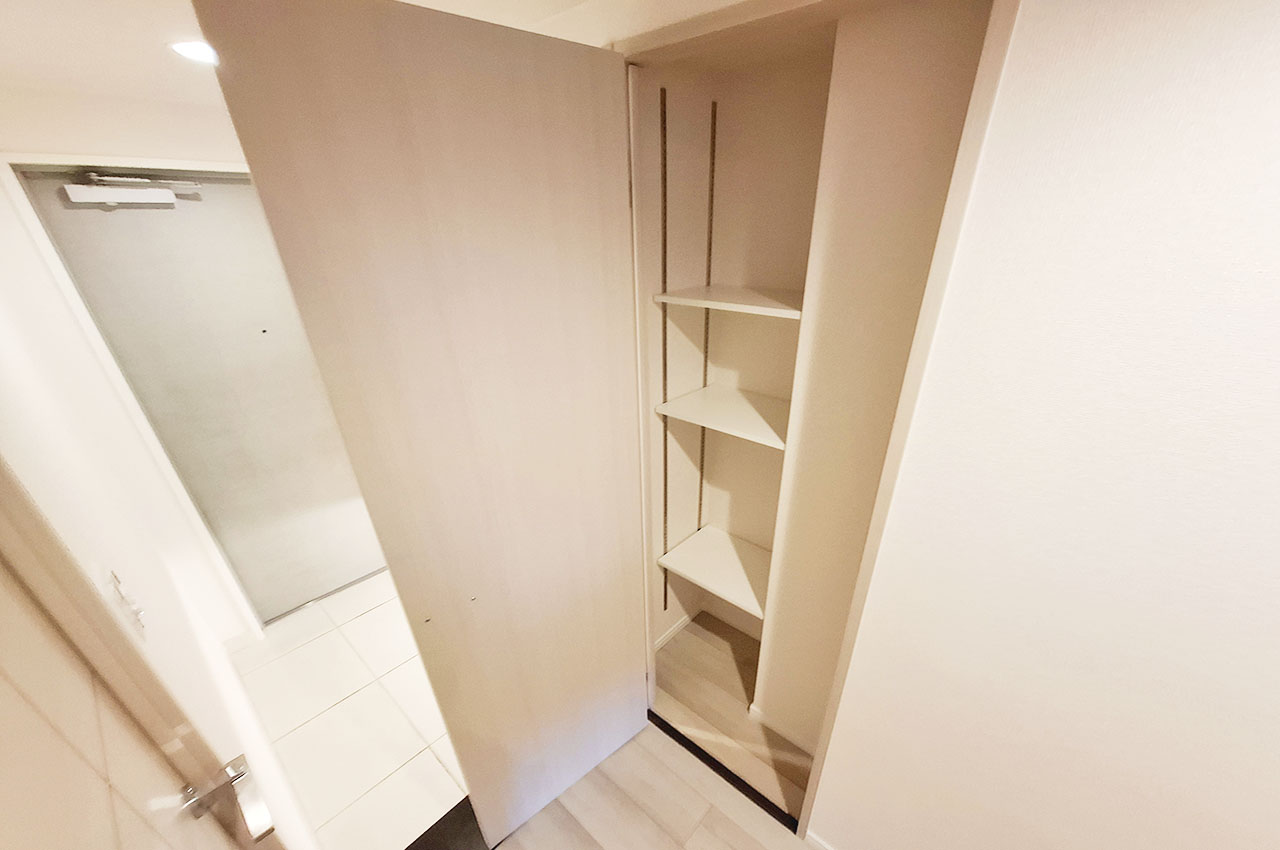 廊下物入:玄関先の物入は日用品や小物収納に便利。