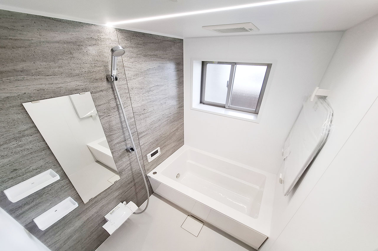 バスルーム:新品のシステムバスで癒しの時間を過ごせます。