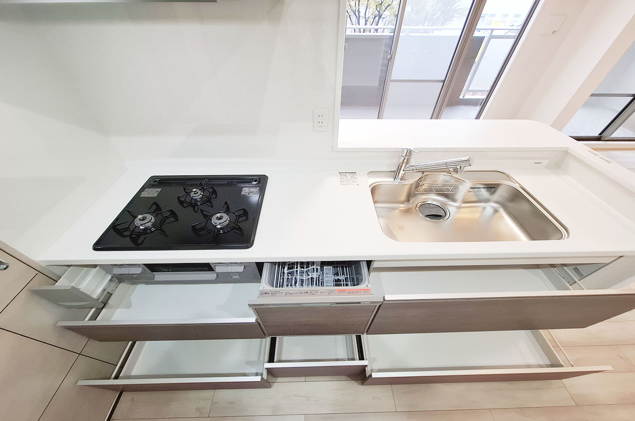 キッチン:引き出し型の収納で整理もラクラク。