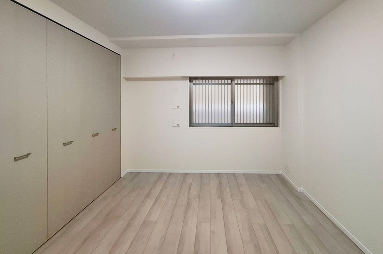 洋室②:フローリング貼替え済み。リフォームでピカピカになったお部屋です。