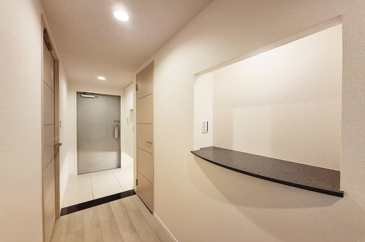 ニッチカウンター:鍵を置いたり花を飾ったりと多用途に利用できるスペースです。