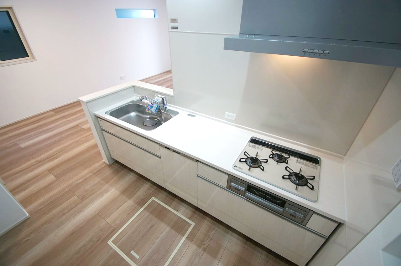 清潔感のあるホワイトカラーのシステムキッチンです。