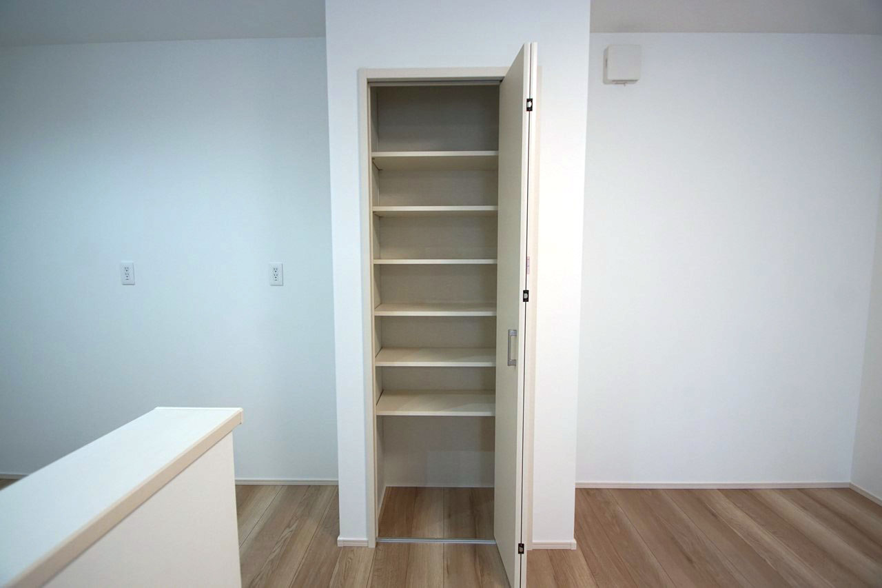 お菓子や軽食などまとめて収納できるキッチン内のパントリー。すっきり片付いて、スペースを広く使えます。