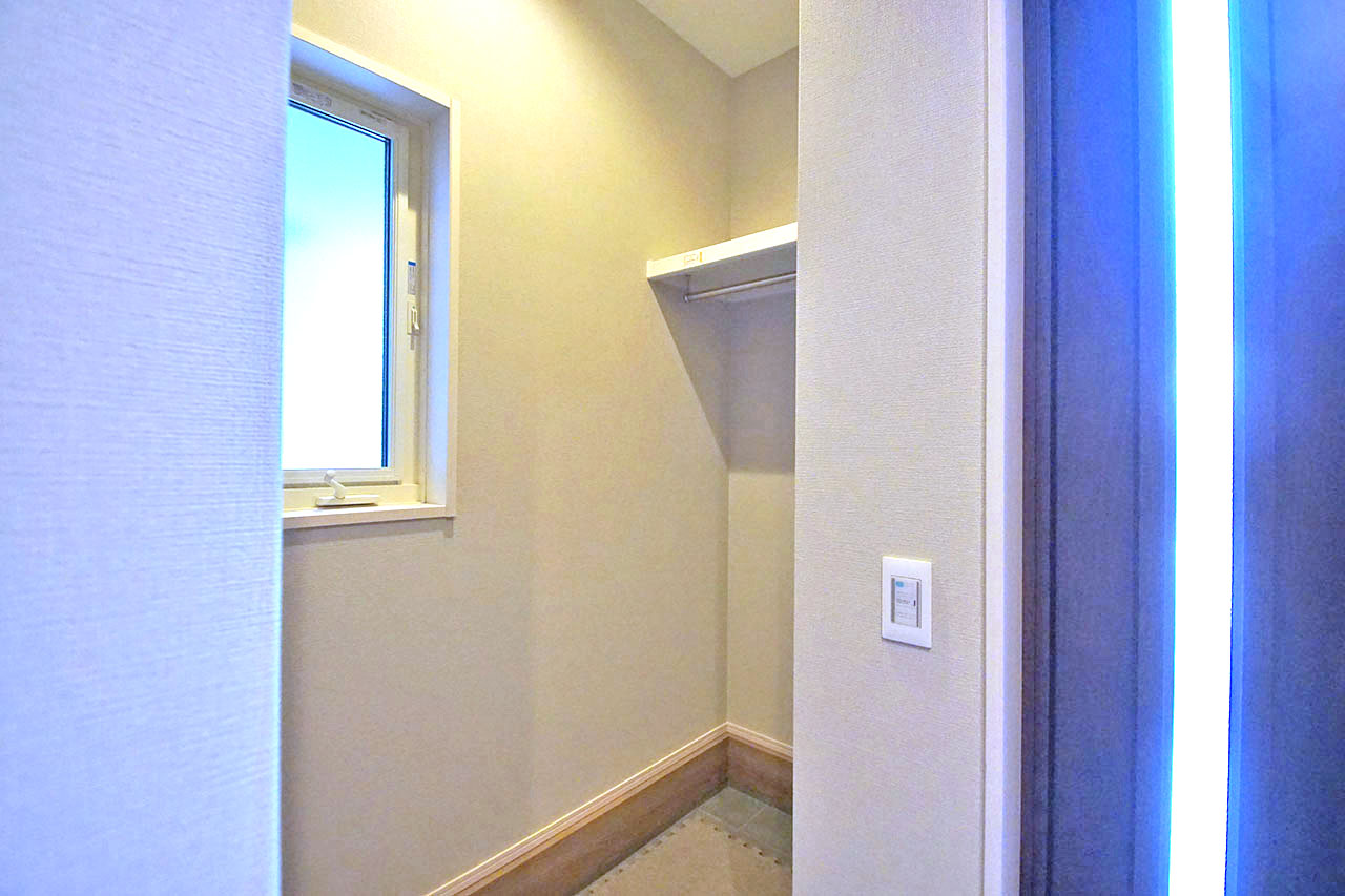 窓付きで明るく、風通りも良いシューズクローク