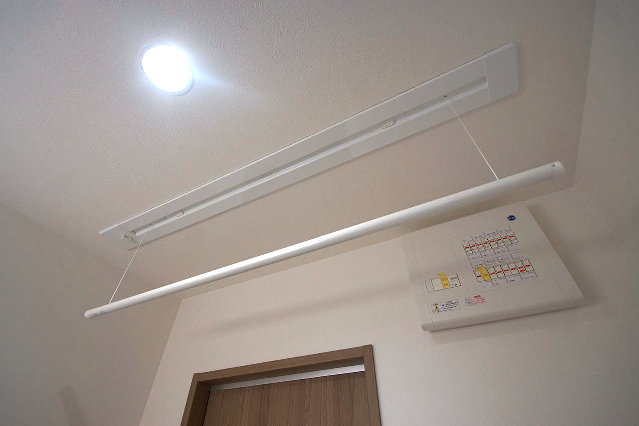 パウダールーム内の昇降式室内物干（ホスクリーン）