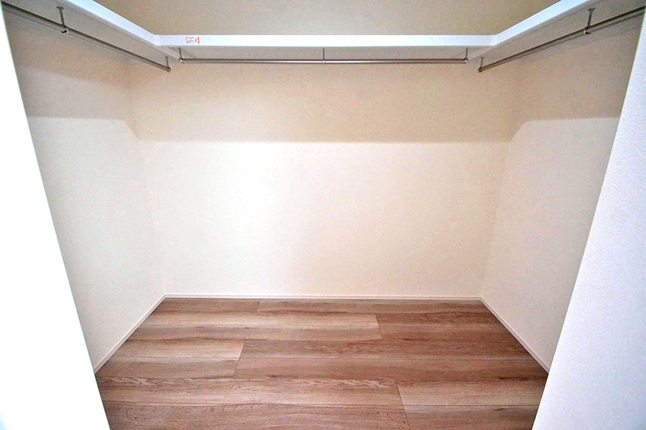 3帖のウォークインクロゼット。衣類以外にも、季節の家電や大物もすっきり収納できるスペースです。
