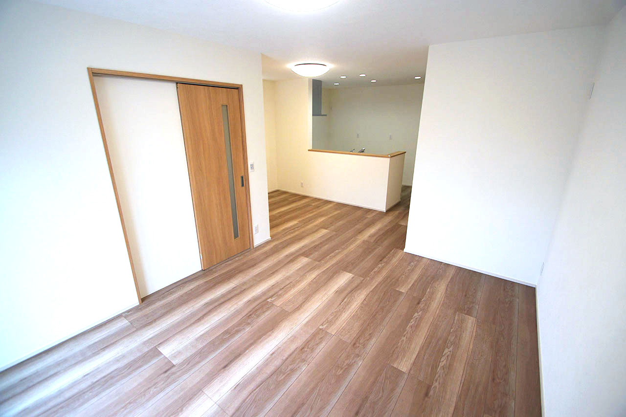 17.62帖の広々LDK。家族の団らんや来客にも対応できるスペースです。