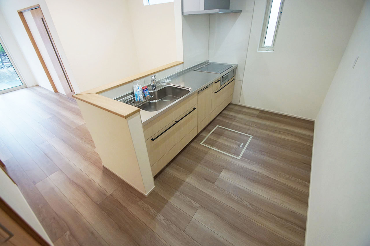 家族と会話をしながらお料理ができるオープンタイプの対面キッチン。