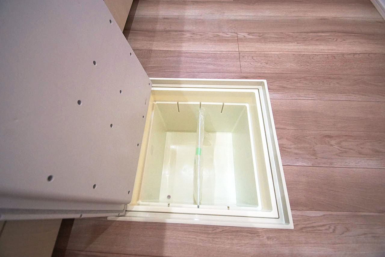 キッチン内の床下収納。調味料などのストックに便利です。