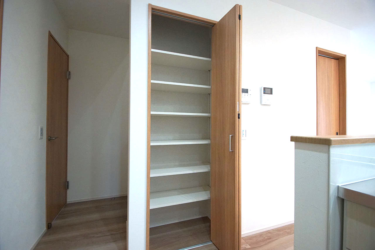 パントリーは缶詰などの食料品や、ラップなどの消耗品もまとめて収納できる便利なアイテムです。