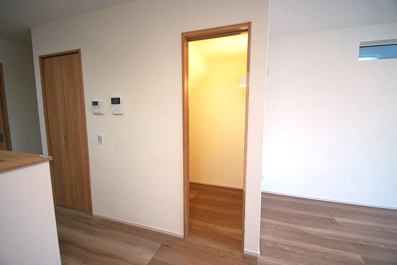 家族みんなの衣類や荷物をまとめて収納できる、1.5帖のファミリークロゼット。