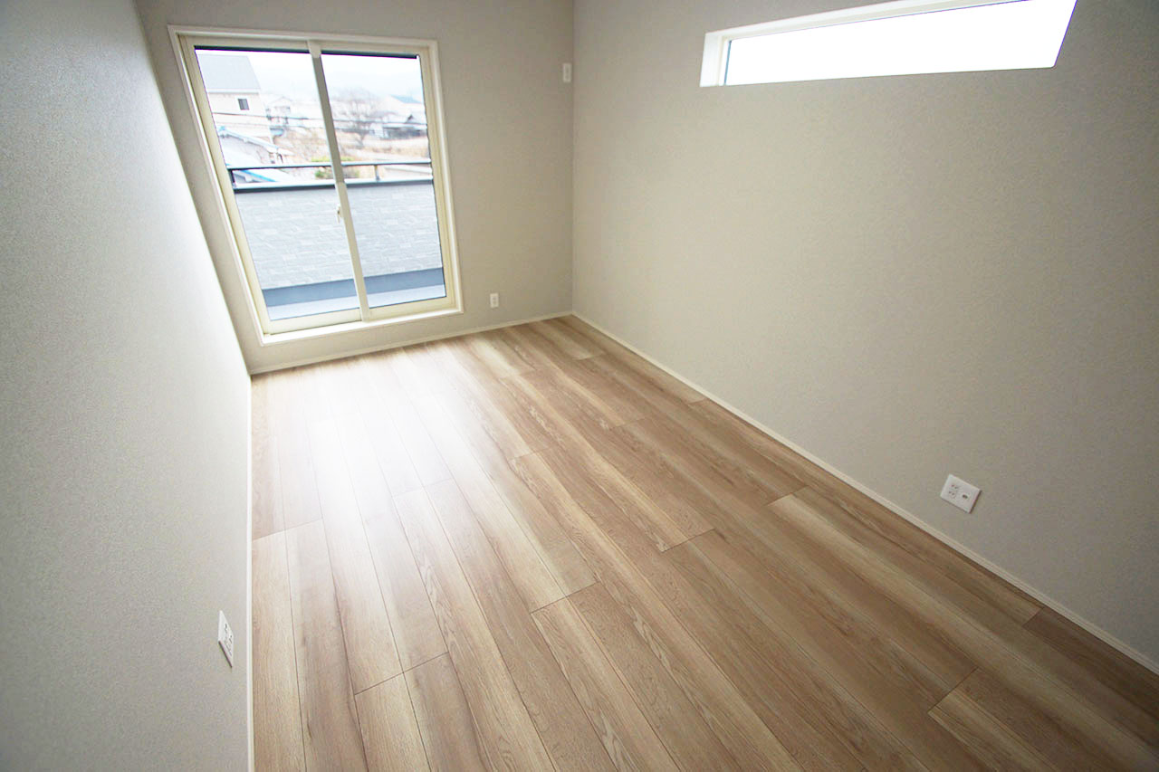 バルコニーに面した7.5帖の洋室(1)。主寝室にぴったりのゆったりとしたお部屋です。