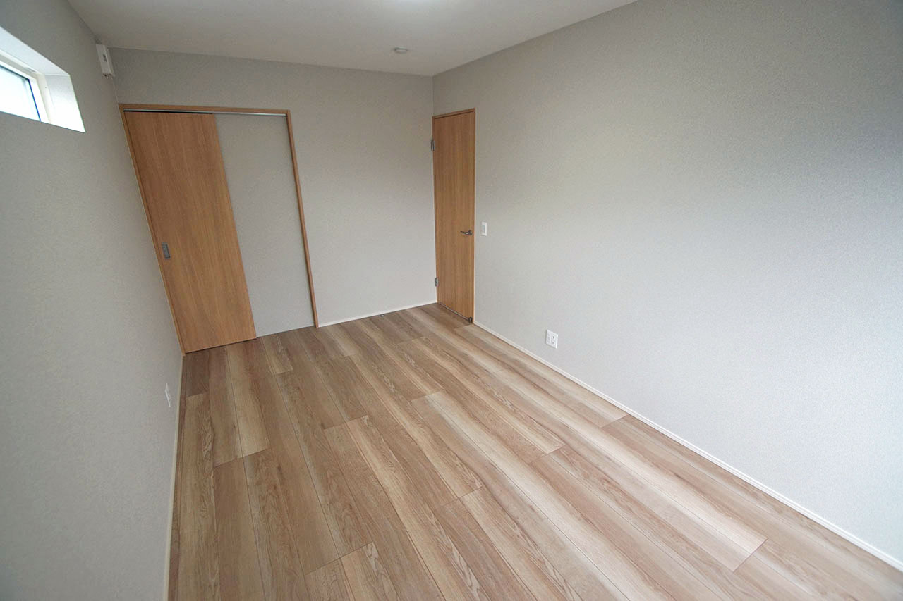 大型ウォークインクロゼット付きの洋室(1)。家具や寝具を設置しても、お部屋を広く使えます。