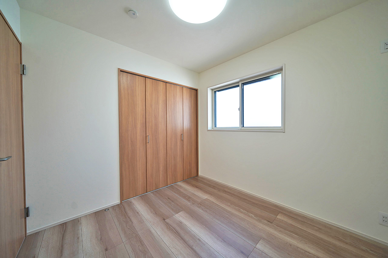 4.5帖の洋室(2)。子供部屋や書斎などに。