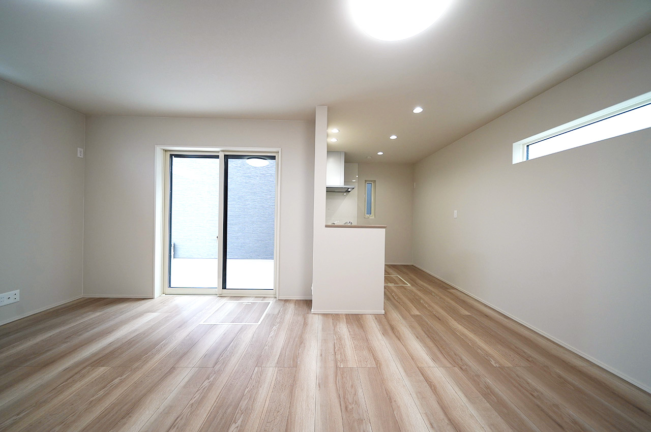 木目の美しいフローリングが印象的。温かみのある空間で、リラックスした毎日を送れます。