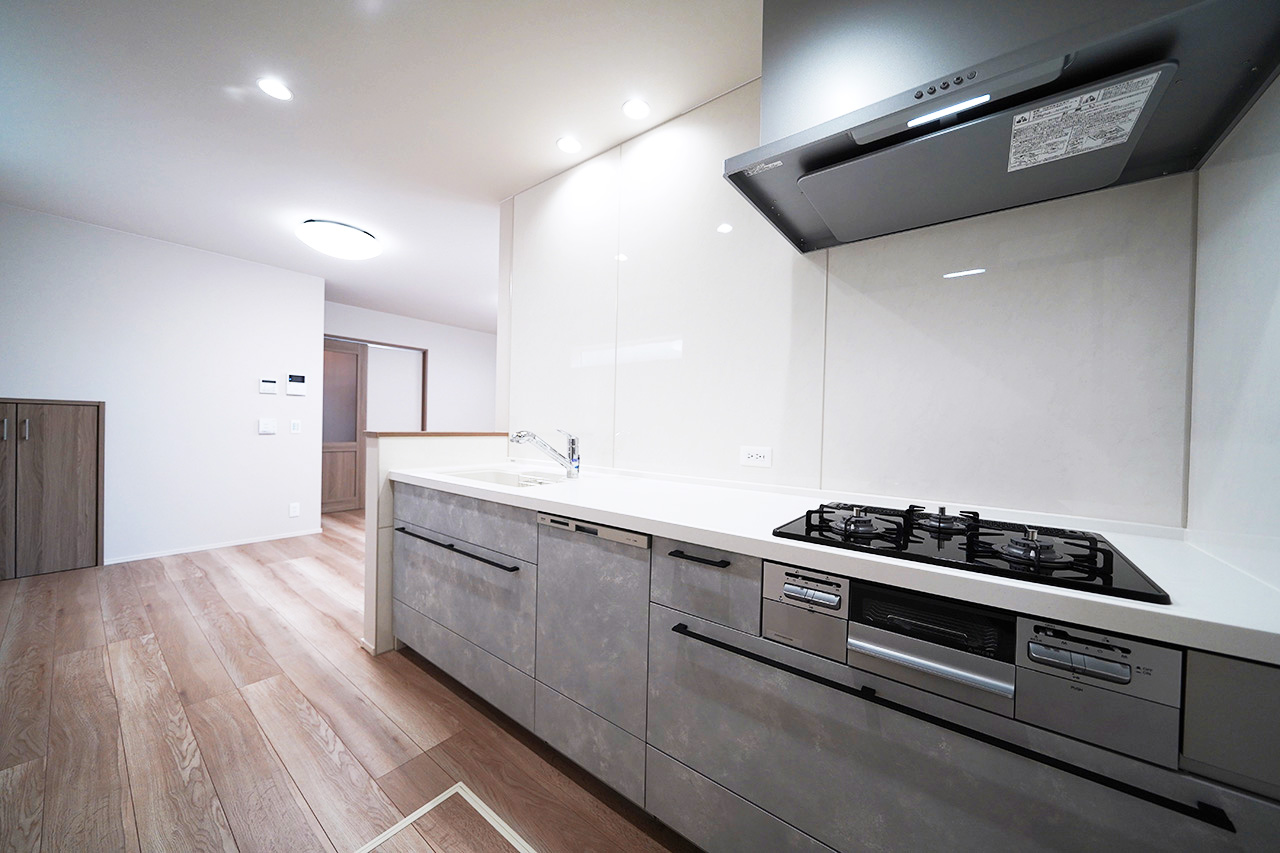 スタイリッシュなデザインと機能性を兼ね備えたキッチン。食洗機付きで後片付けもスムーズです。