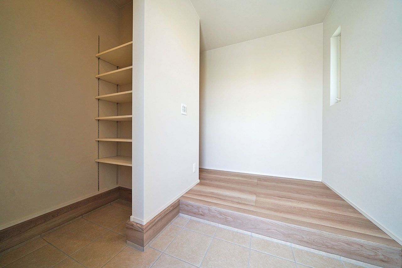 玄関には大容量のシューズクロークを設置。家族全員の靴やアウトドア用品もすっきり収納できます。