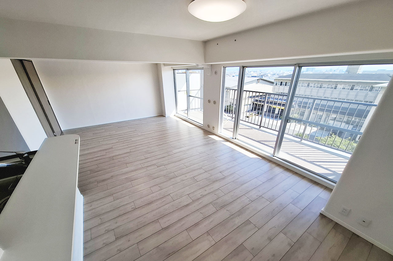 南西向きの明るいリビングダイニング。たっぷり光が差し込む開放感あふれる空間です。