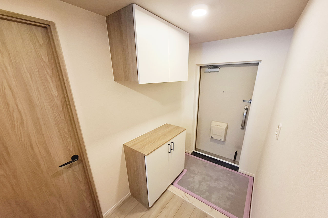 新調した下駄箱には靴や小物をすっきり収納でき、いつも片付いた玄関を保ちます。
