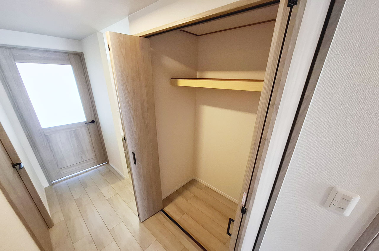 廊下に設けられた大きな物入は、お掃除道具や日用品の収納などに便利。