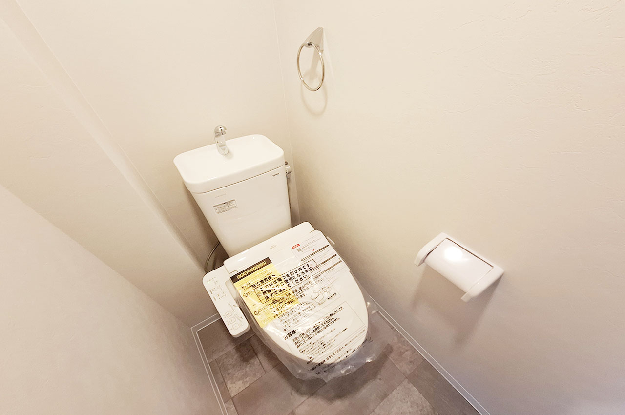 温水洗浄便座付きのトイレはフルリフォーム済み。清潔感のある快適な空間です。