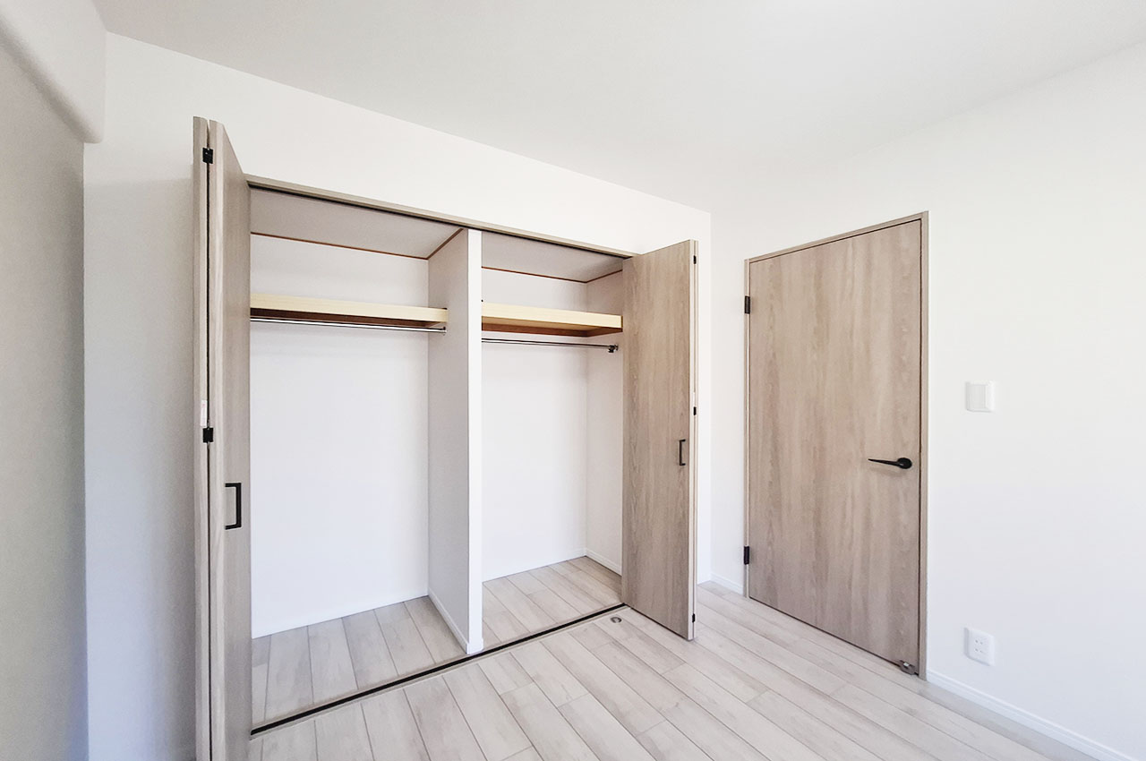 洋室①のワイドクローゼット。衣類や日用品もすっきり収納でき、お部屋を広く使えます。