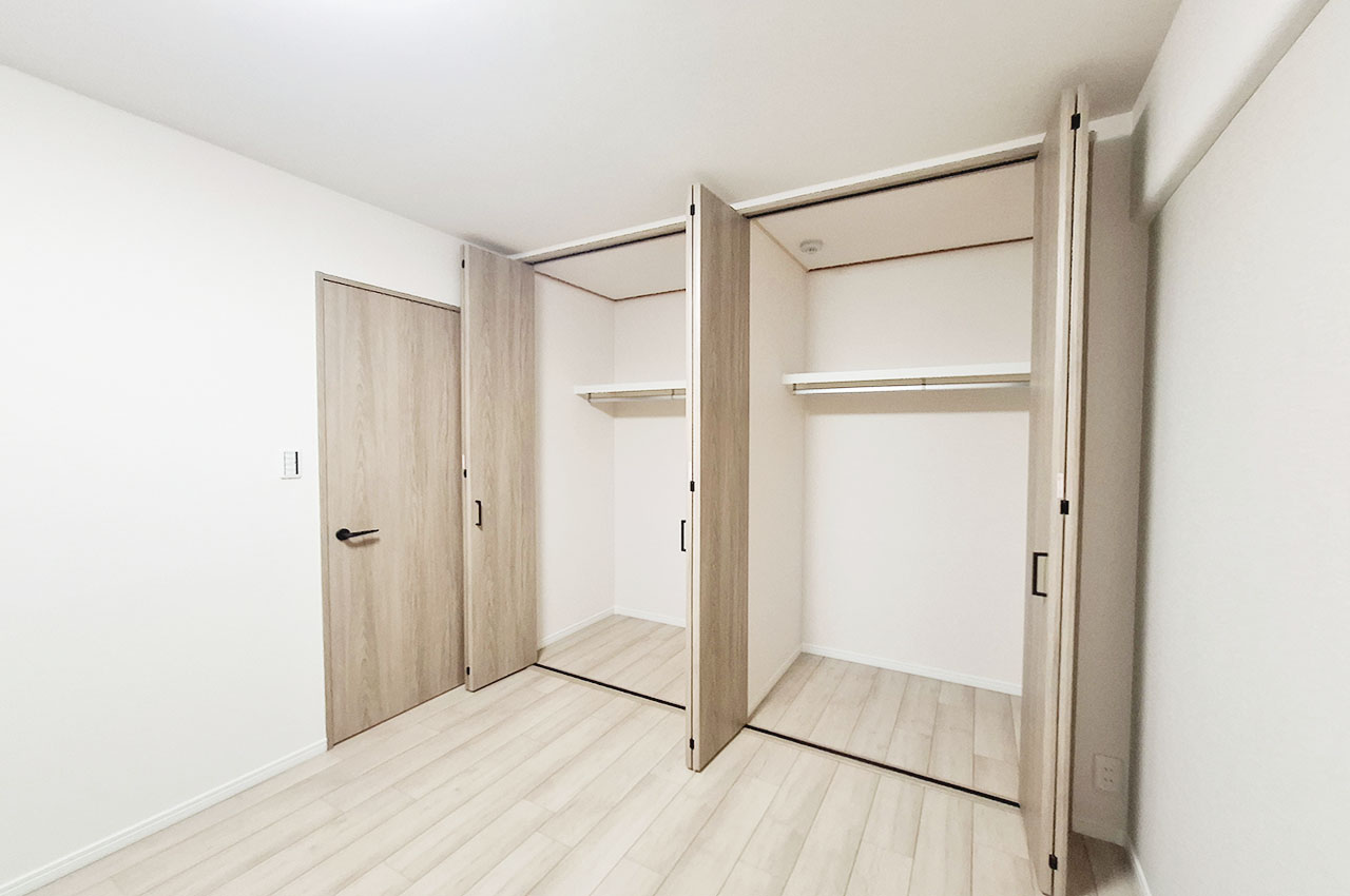 押入から生まれ変わった洋室③のダブルクローゼット。衣類や荷物をしっかり収納可能です。
