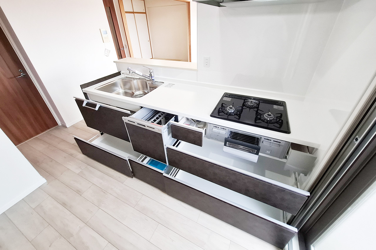 キッチン：キッチン足元の収納は出し入れしやすいスライドタイプ。