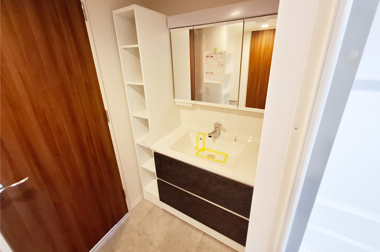 洗面室：洗面化粧台とサイドキャビネットを新調済み。