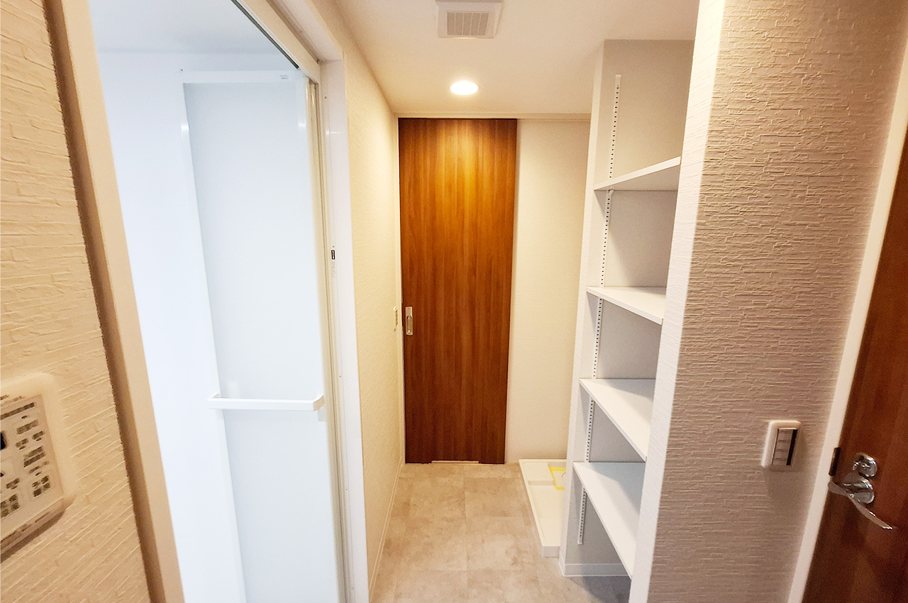 洗面室：棚付き収納があり整理整頓ラクラク。