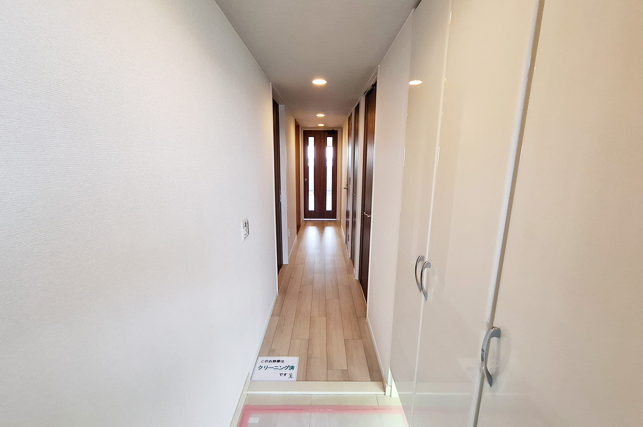 廊下：クロスとフローリングを貼替え済み。