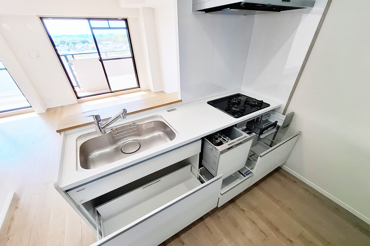 キッチン:足元の収納は整理整頓しやすいスライドタイプ。
