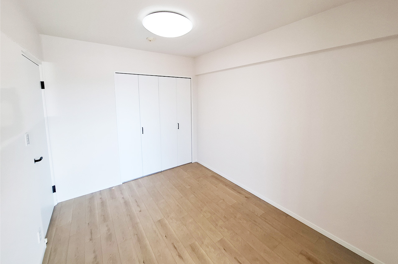 洋室③約5.6帖:クロスとフローリングを貼替え済み。和室を洋室にリノベーションしました。