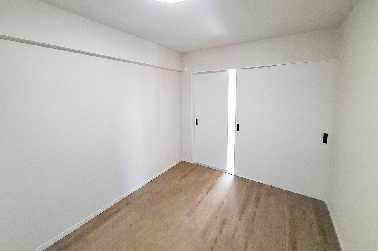 洋室③約5.6帖:扉を開ければリビングとの一体利用も可能。幅広い用途で使えます。