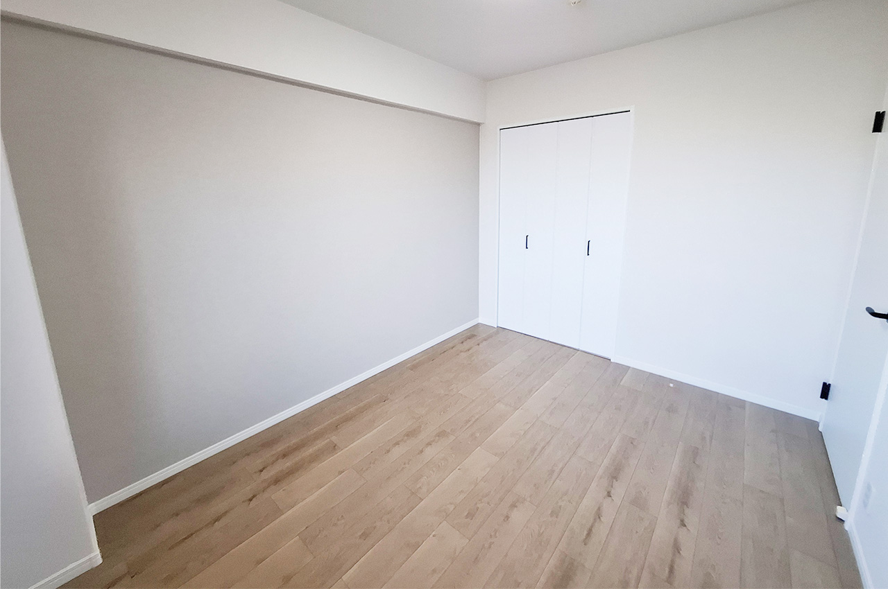 洋室①約6帖:クロスとフローリングを貼替え済み。