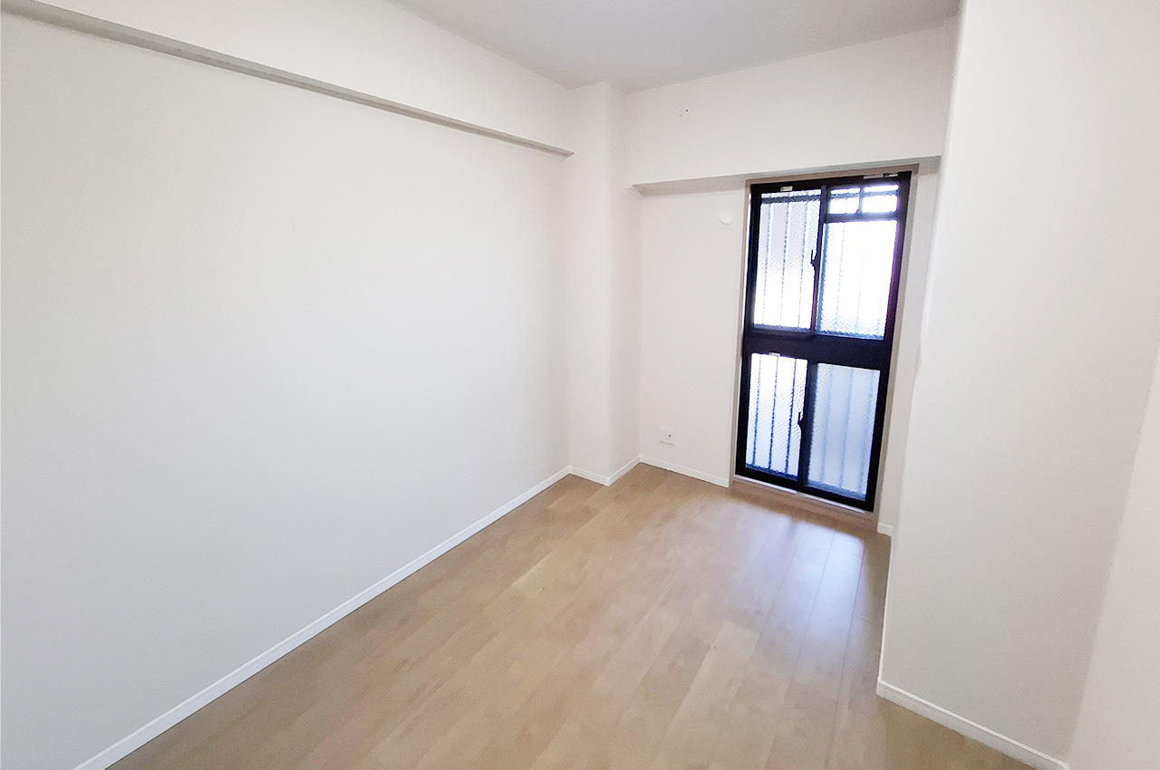 洋室②約4.5帖:クロスとフローリングを貼替え済み。