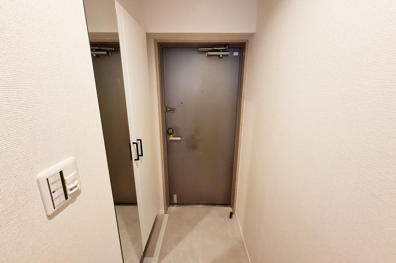 玄関:収納力のある姿見付きの下駄箱を新調済み。整理整頓も身だしなみチェックもラクラク。