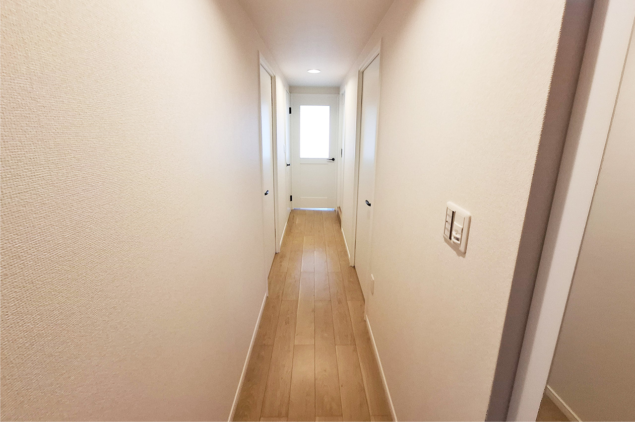 廊下:クロスとフローリングを貼替え済み。