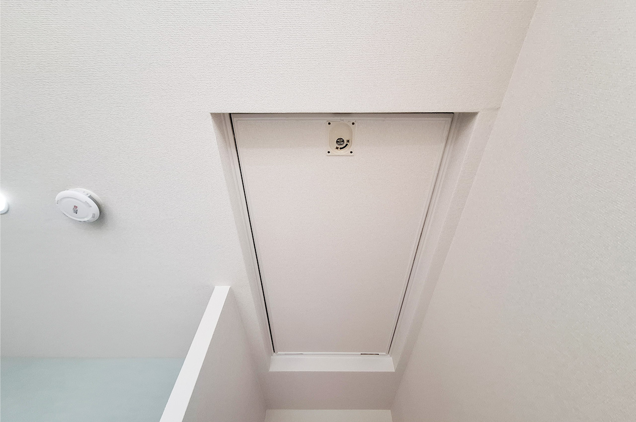 屋根裏収納:リビング入口の天井には屋根裏収納があります。