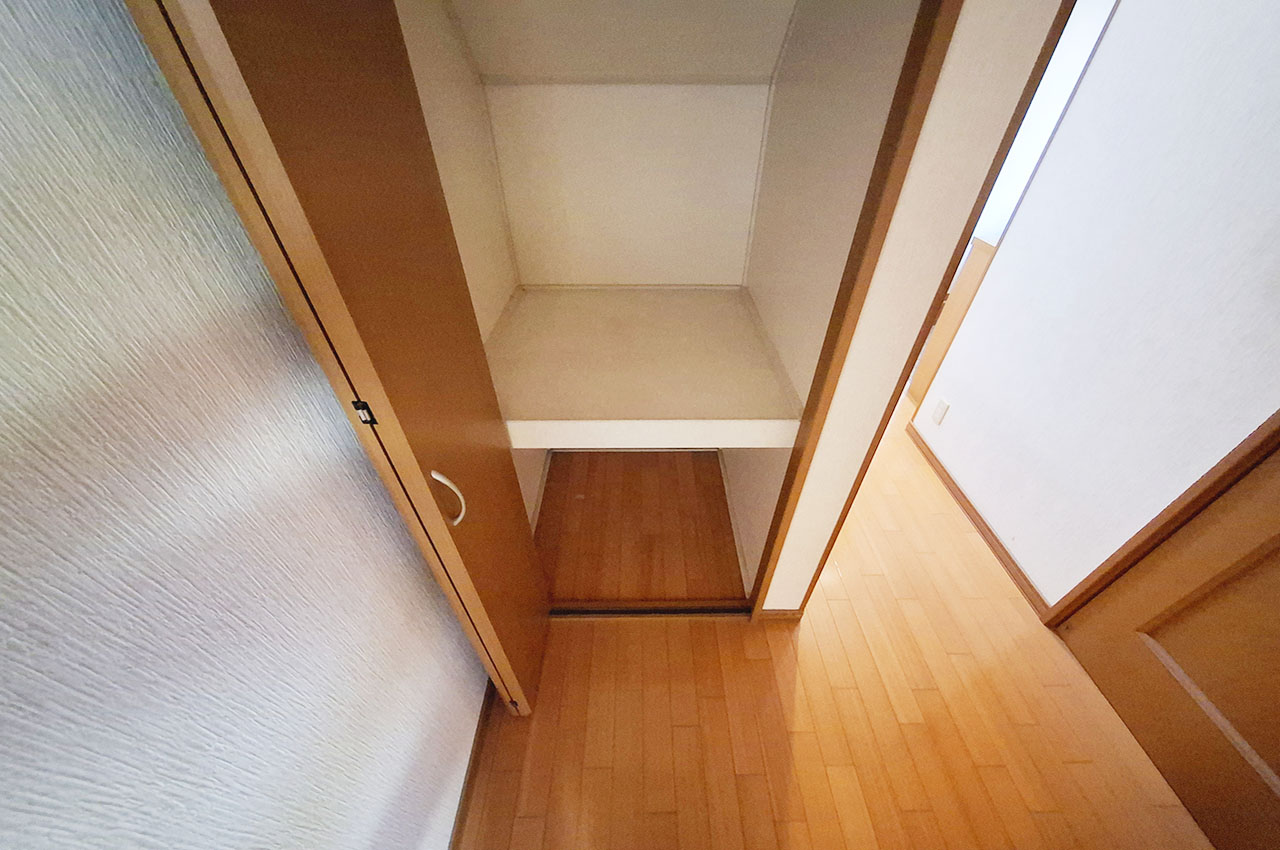 1Fホール：下部物入