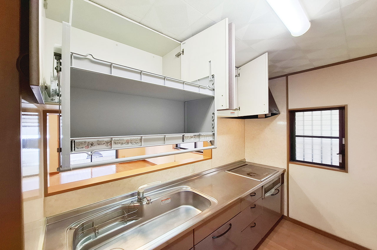 キッチン：吊戸棚