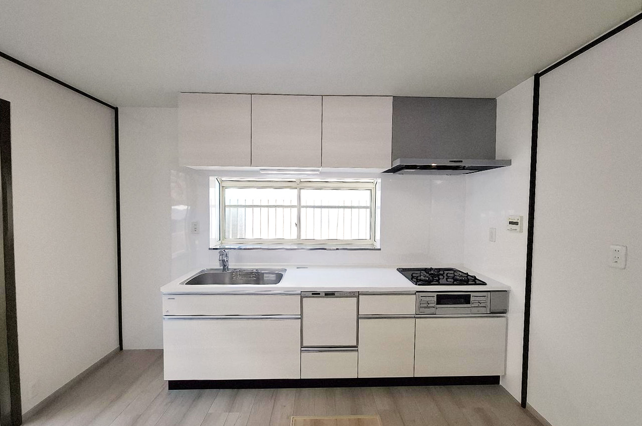 キッチン：出窓付きの明るいキッチン