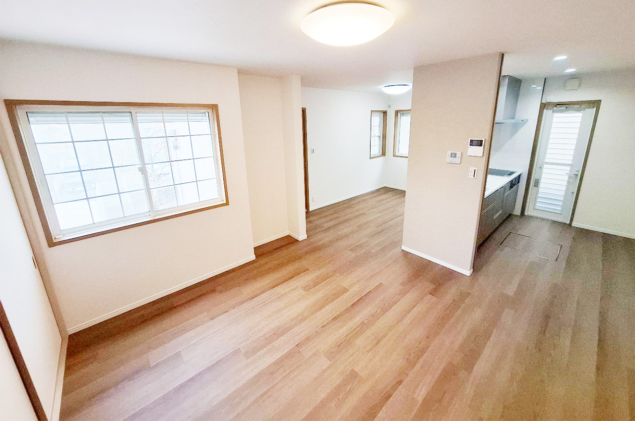 LDK：窓が多く明るいLDK（窓の横のスペースは可動棚になります）