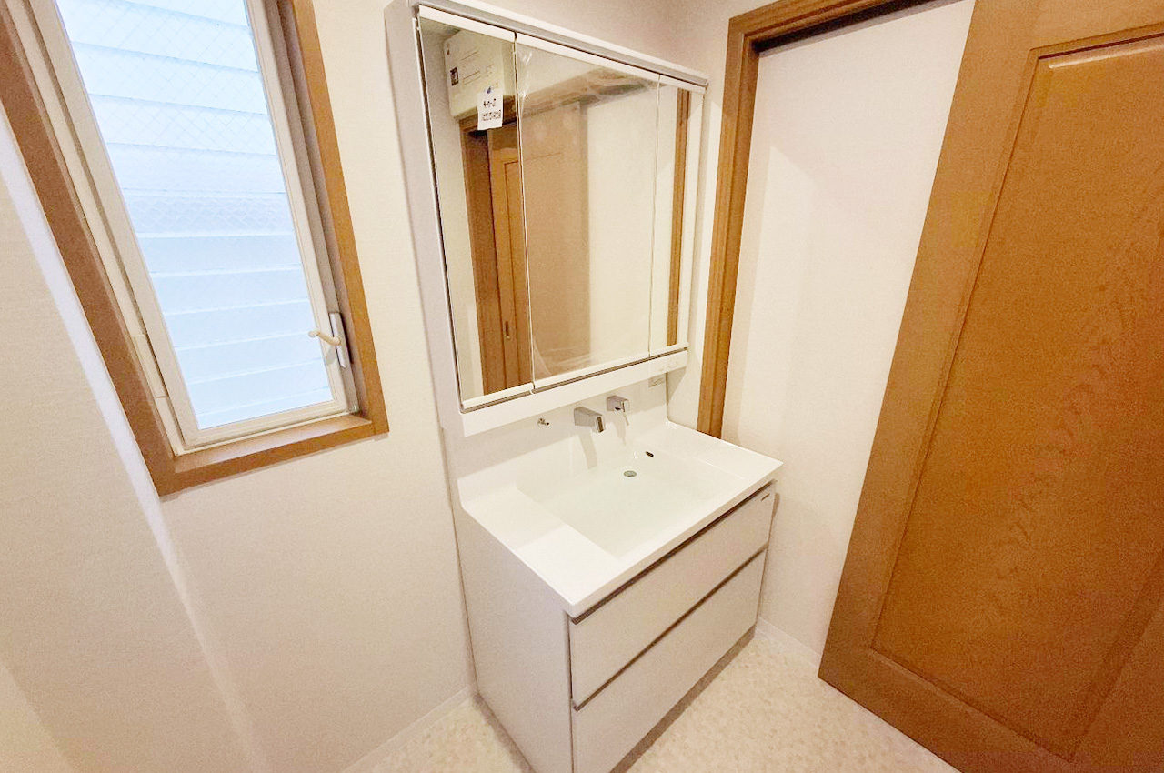 洗面室：タカラスタンダード製の洗面化粧台を新調しました。