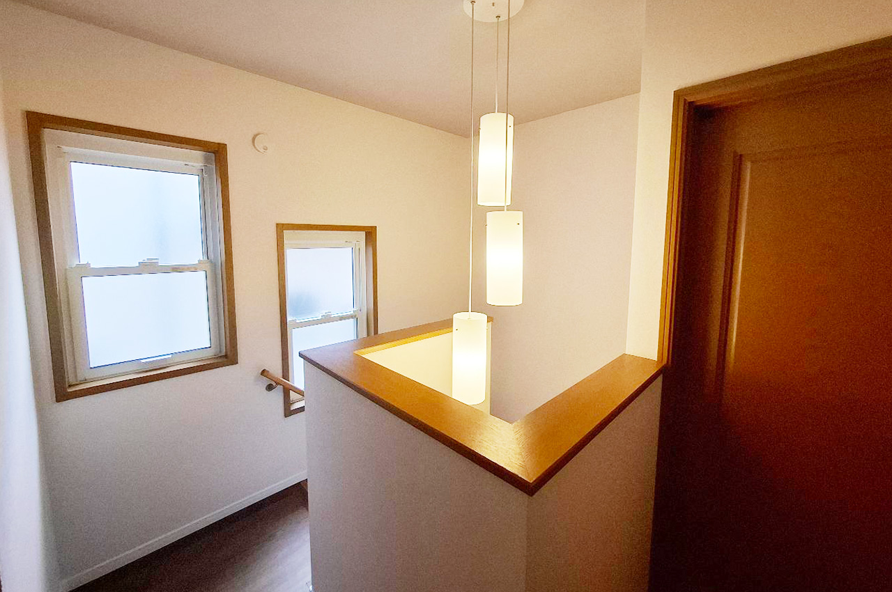 2階ホール：３連のペンダントライトが柔らく照らします。